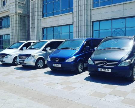 მინივენის გაქირავება მძღოლის გარეშე 