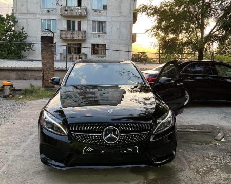ქირავდება C 300 AMG საუკეთესო მდგომარეობაში,ქორწილი,ბანკეტი.საწვავის ხარჯი 10-12 ლიტრი შერეულ რეჟიმში.  ავტომობილი ქირავდება მხოლოდ მძღოლით,ავტომობილის მძღოლის გარეშე გაქირავება არ განიხილება. გაქირავება ხდება მხოლოდ და მხოლოდ წინასწარი ჯავშნით. 