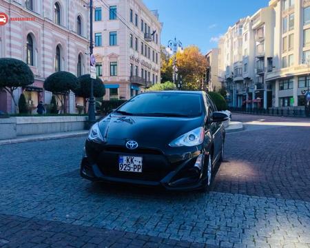 В аренду автомобиль TOYOTA PRIUS C 2017 года