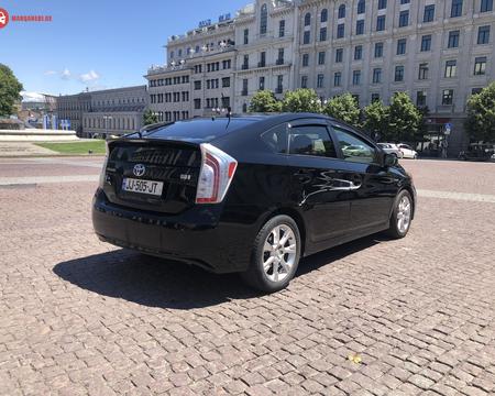ქირავდება დღიურად Toyota Prius 2014წ