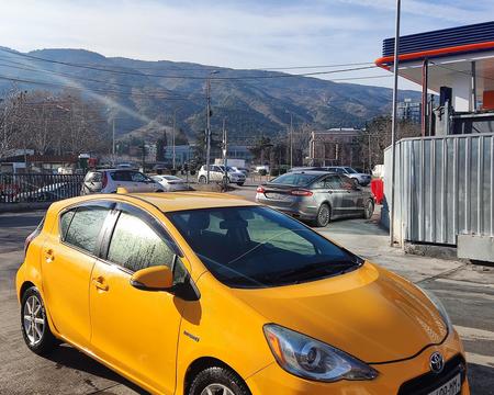 ქირავდება ავტომობილი Toyota Prius C 