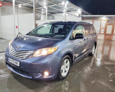 ქირავდება მინივენი Toyota Sienna