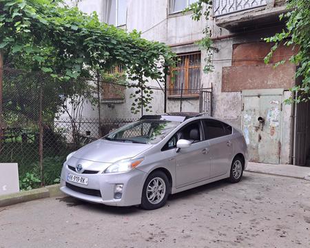 ქირავდება TOYOTA PRIUS 2010-2012 წლიანები