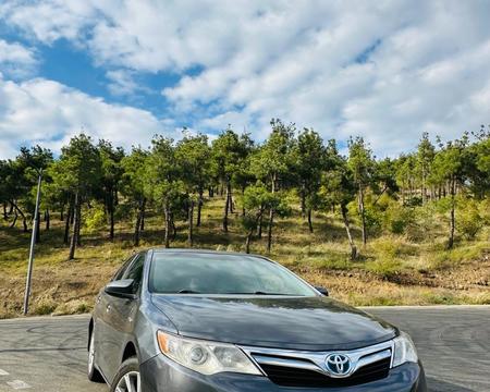 ქირავდება დღიურად Toyota Camry Hybrid