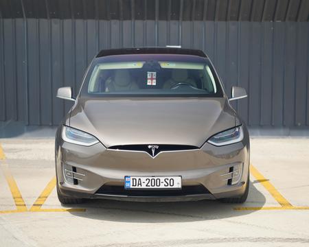 ქირავდება დღიურად tesla model x 2016 წლიანი მძღოლით 558545373