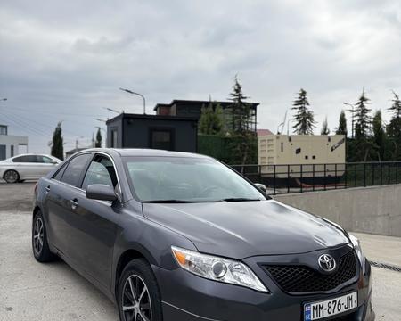 ქირავდება დღიურად Toyota Camry