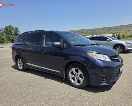 ქირავდება მინივენი ტოიოტა სიენა (Toyota Sienna) 2019 დღიურად (1 დღით არ ქირავდება)