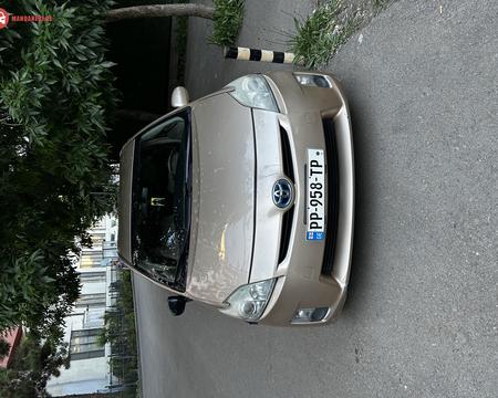 იყიდება toyota prius 2010